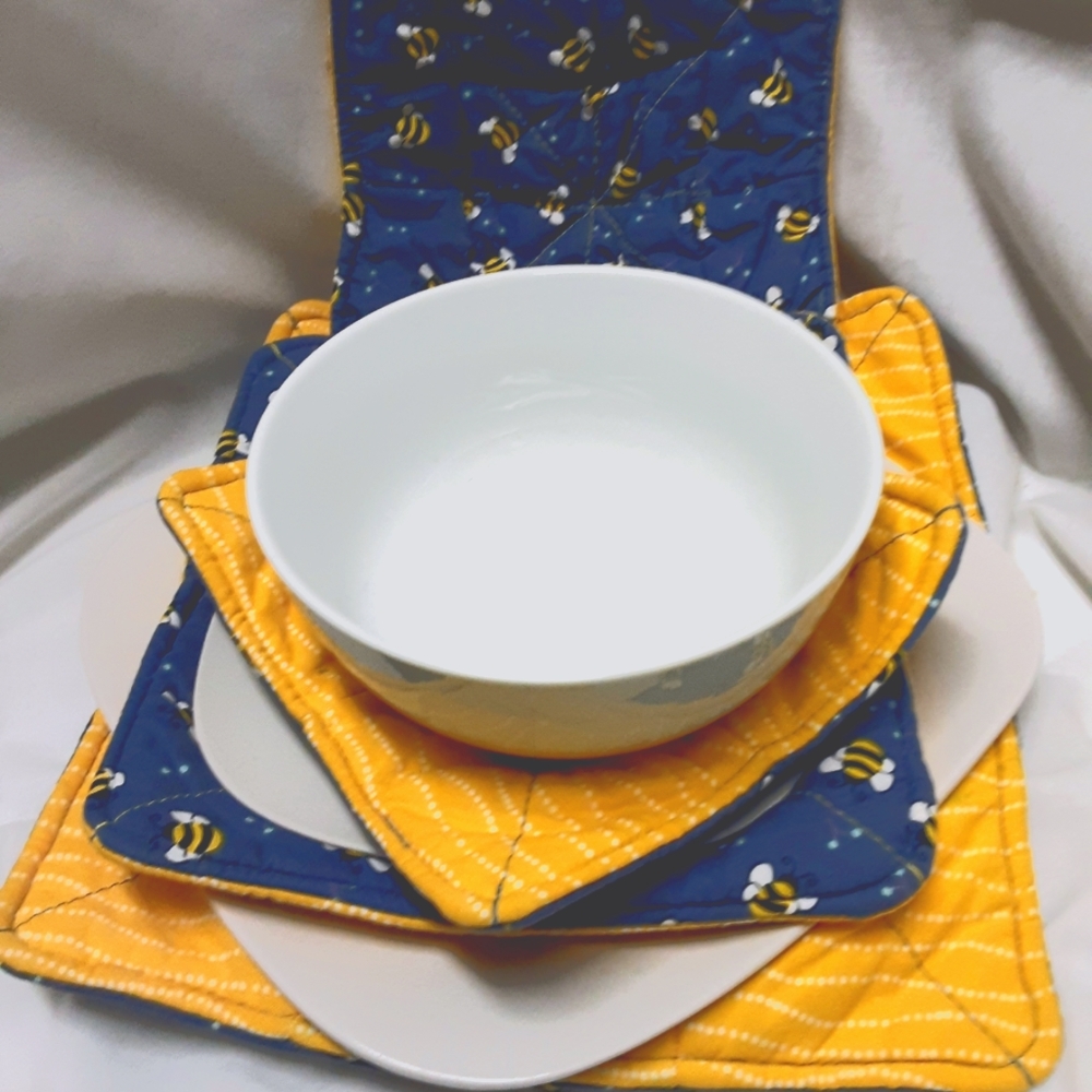 Microwave Bowl/Plate Pot Holder Set - Bumble Bees on  yellow & Colonial Blue